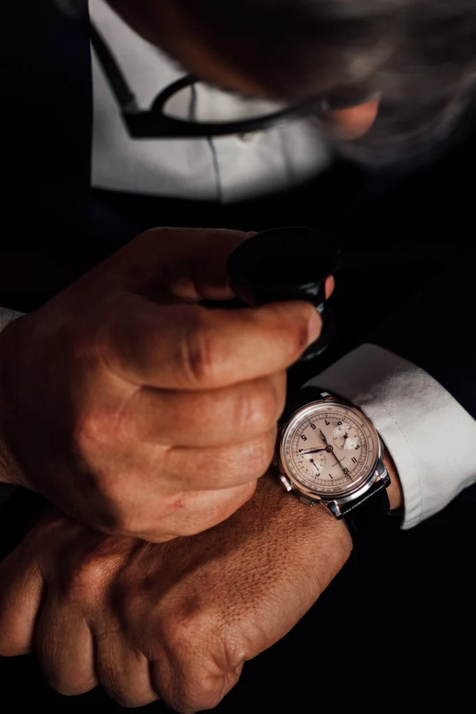Horloger examinant une montre à la loupe
