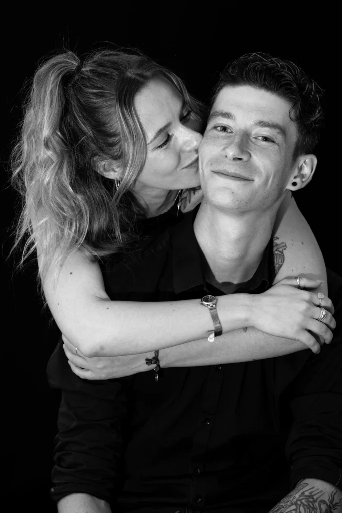 Couple en séance studio, en noir et blanc
