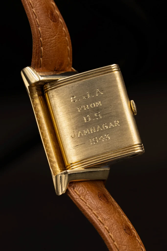 Détail d'une montre en or gravée