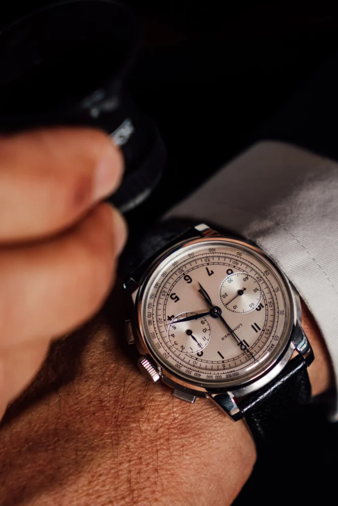 Macro du mouvement d'une montre lors d'une expertise