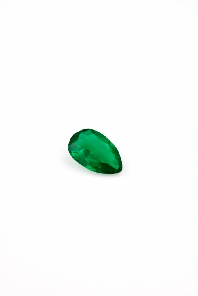 Macro d'une émeraude taille émeraude