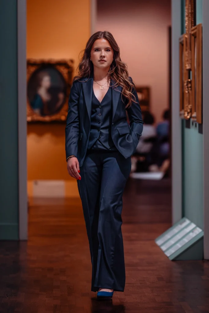 Défilé : femme en costume trois pièces bleu marine