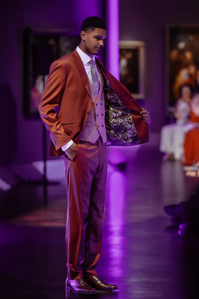 Défilé : homme en costume, doublure à motif