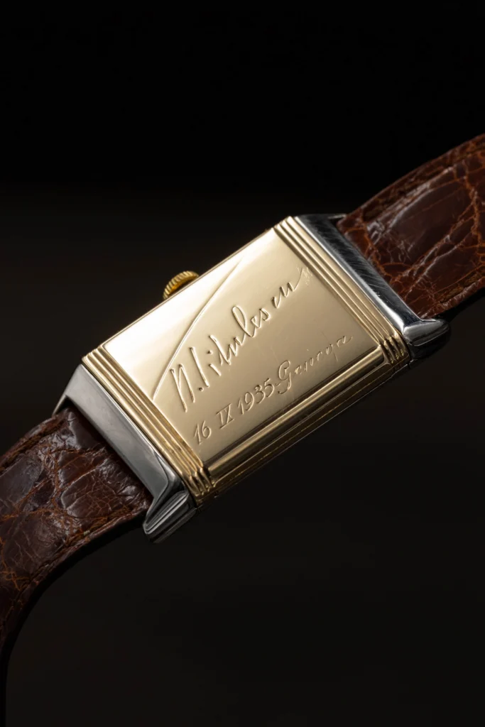 Montre vintage Jaeger-LeCoultre avec gravure, packshot