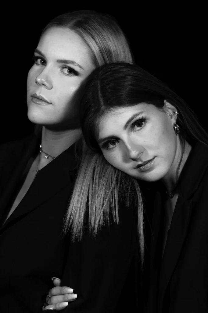 Portrait de deux femmes, en noir et blanc