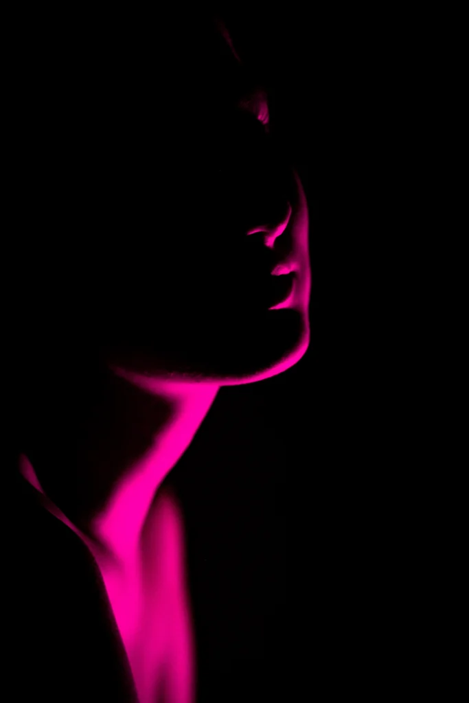 Portrait de profil sous un éclairage néon rose