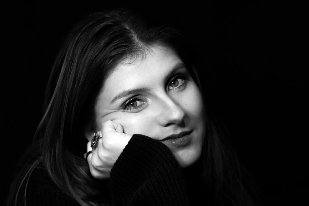 Portrait d'une femme accoudée, en noir et blanc