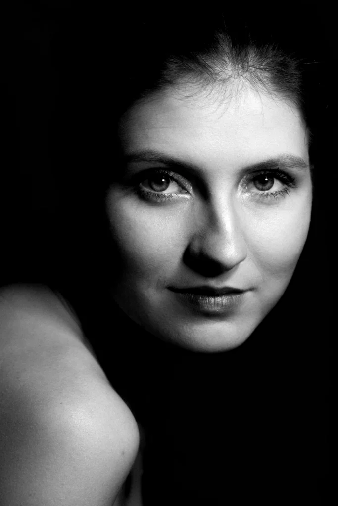 Portrait d'une femme en clair-obscur, en noir et blanc