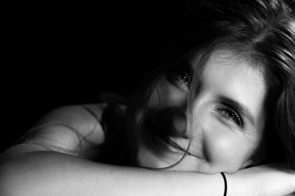 Portrait d'une femme souriante, en noir et blanc