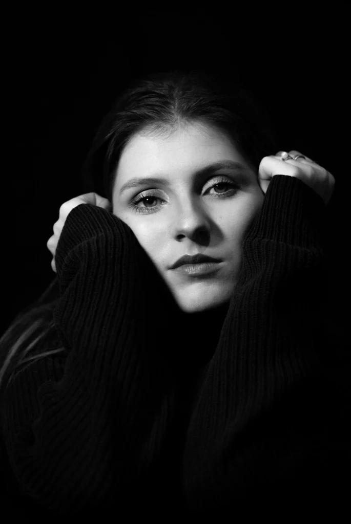 Portrait d'une femme en pull à col roulé