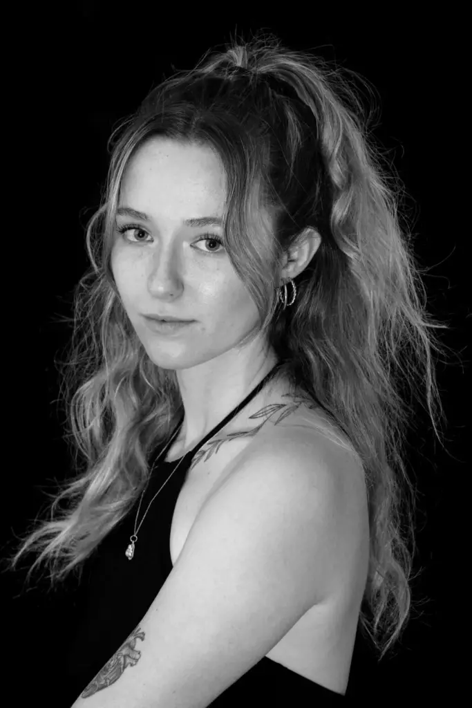 Portrait en studio d'une femme, en noir et blanc
