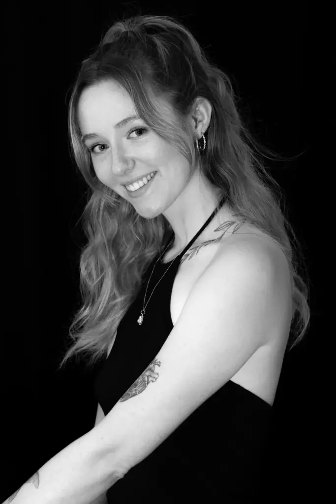 Portrait en studio d'une femme souriante, en noir et blanc