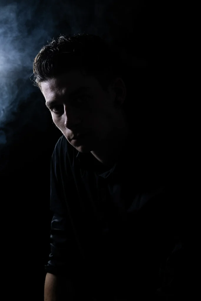 Portrait d'un homme sous un éclairage de studio sombre