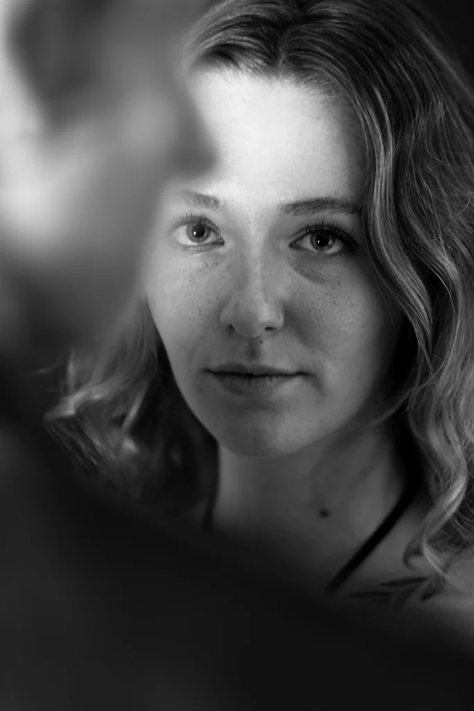 Portrait en studio d'une femme, en noir et blanc