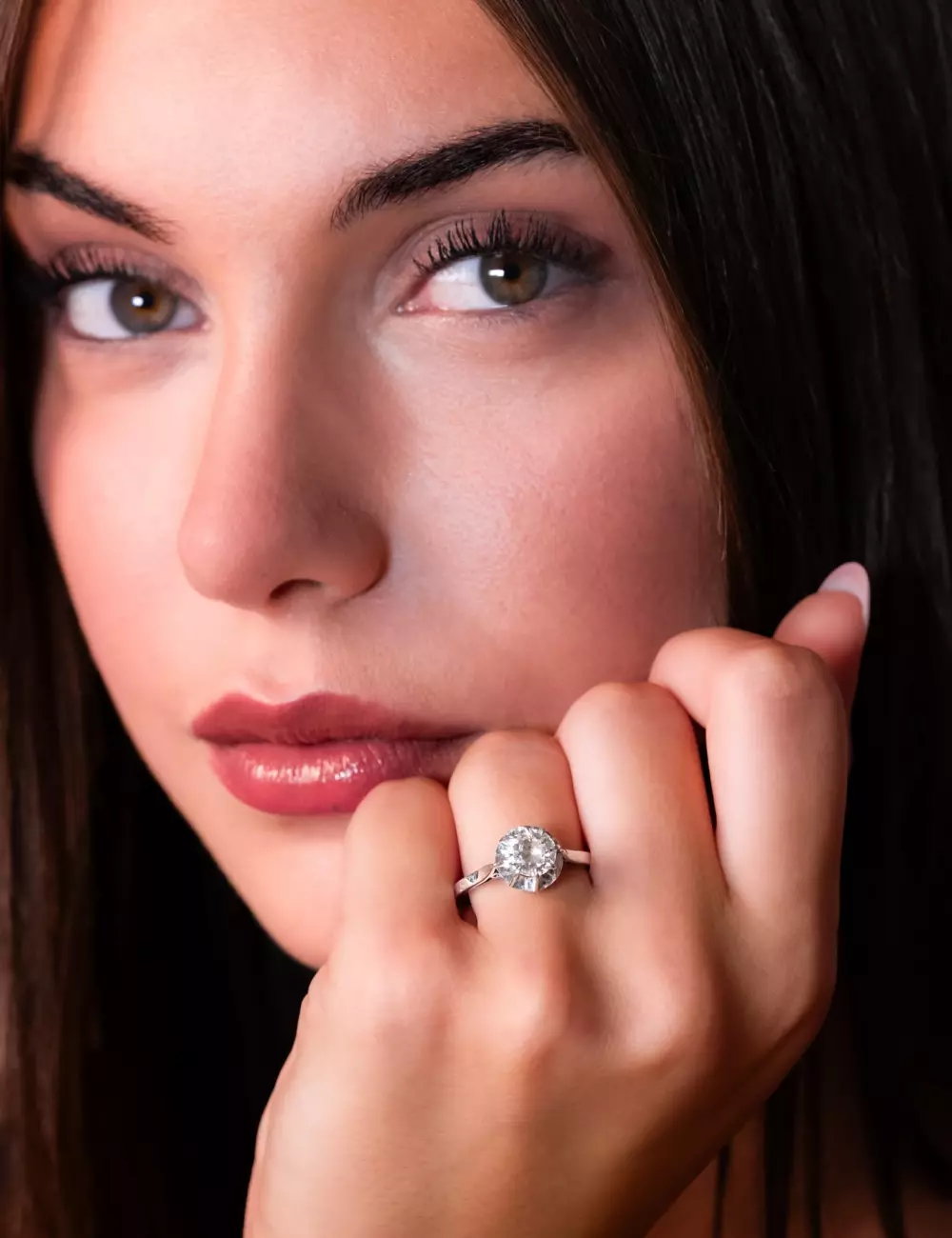 Portrait rapproché d'une femme portant une bague solitaire