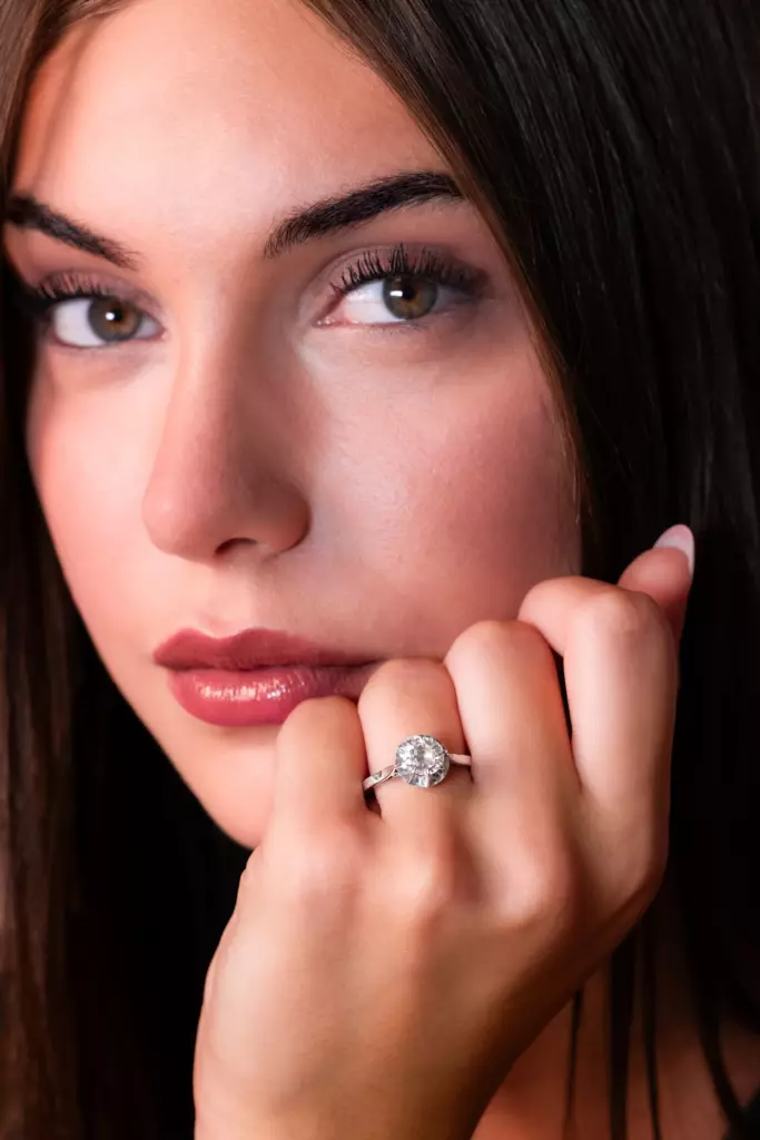 Portrait rapproché d'une femme portant une bague solitaire