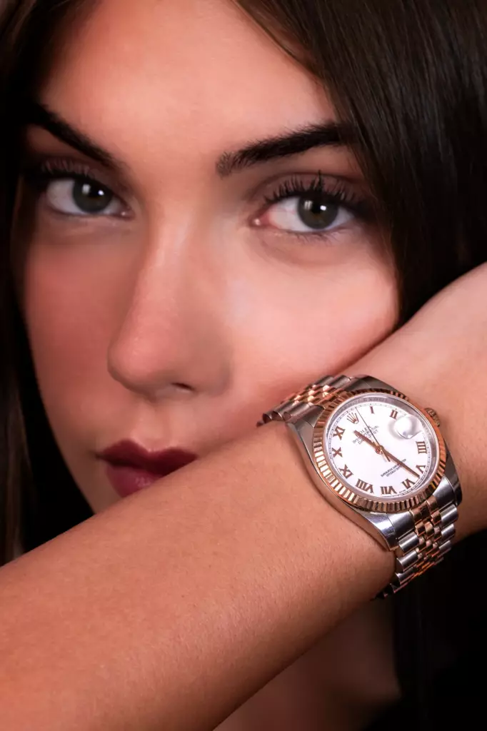 Gros plan d'une femme portant une montre bicolore or rose et acier