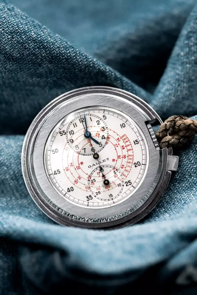 Chronographe Gallet vintage au cadran argenté posé sur un tissu en jean
