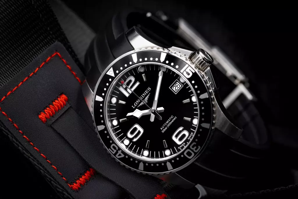 Montre de plongée Longines HydroConquest à cadran noir posée sur une sangle technique