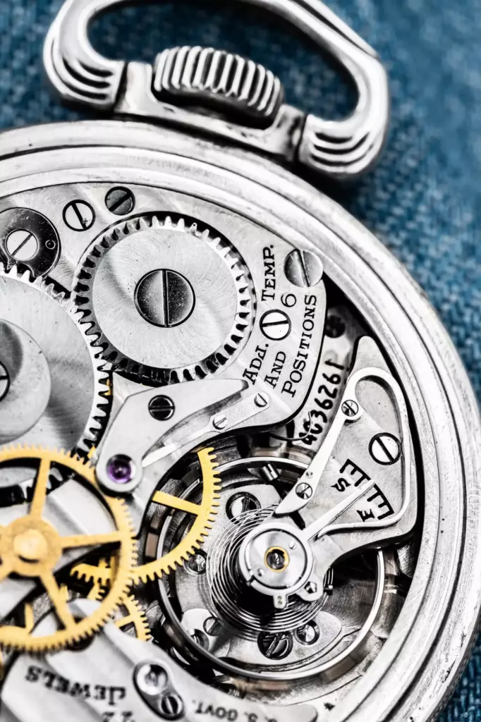 Mouvement mécanique apparent d'une montre de gousset, rouages et spiral